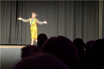 Frieda Braun integriert das Publikum in ihr Programm und sorgt so für Lacher in einer fast ausverkauften Stadthalle.