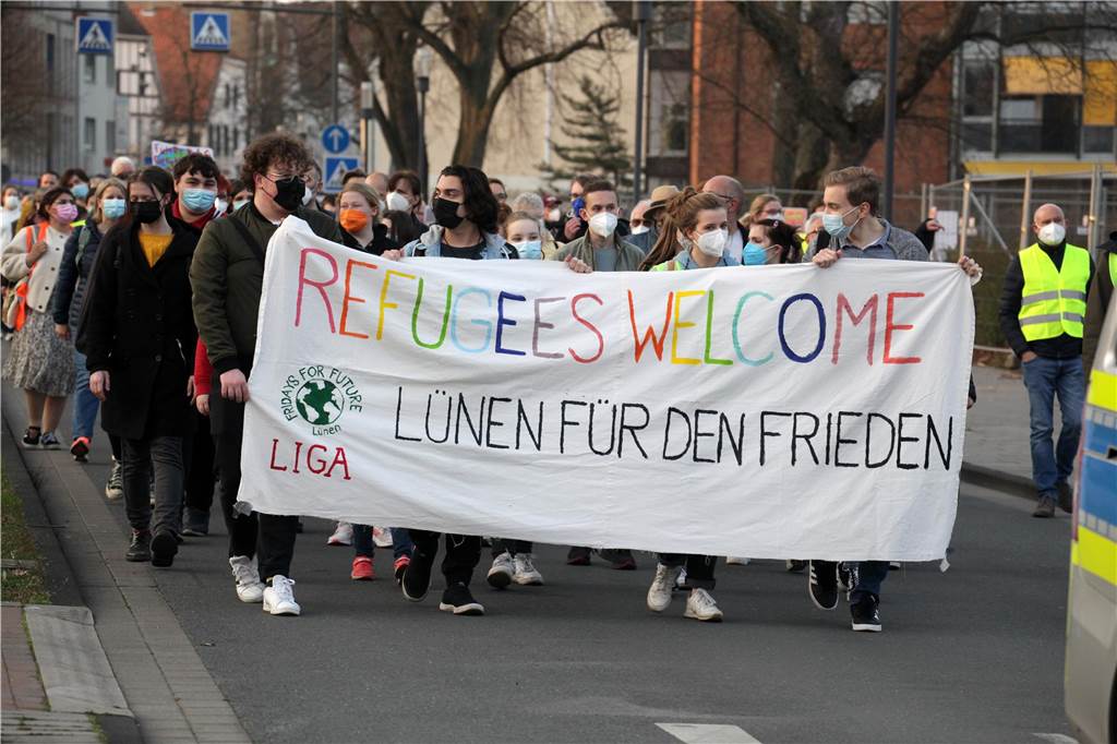 Ein Jahr Krieg: Lünerin - Bin sehr traurig für mein Volk und mein Land Frieden in der Ukraine wünschen sich die Teilnehmer der Demo auf dem Markt vor dem Rathaus in Lünen. 150 Teilnehmer - so die offizielle Zahl der Polizei - kamen dafür Anfang April 2022 in die Innenstadt.