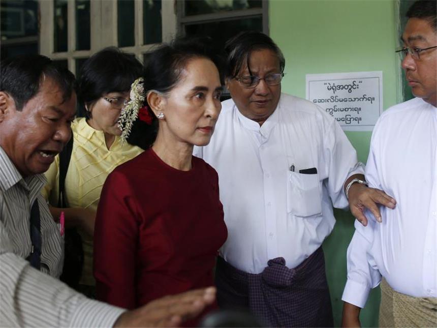Siegesstimmung bei Suu Kyi-Anhängern nach Wahlen in Myanmar Friedensnobelpreisträgerin Aung San Suu Kyi auf dem Weg in ihr Wahllokal. Foto: Rungroj Yongrit