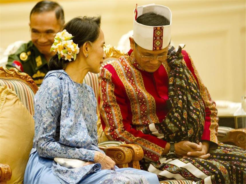 Ende der Militärmacht: Präsident in Myanmar vereidigt Friedensnobelpreisträgerin Aung San Suu Kyi durfte nicht für das Präsidentenamt kandideren, weil sie Mutter zweier Kinder mit ausländischen Pässen ist. Die 70-Jährige hat aber betont, dass sie die Regierung führt und «über dem Präsidenten», Htin Kyaw (r), stehen wird, der ihr enger Vertrauter ist. Foto: Ye Aung Thu