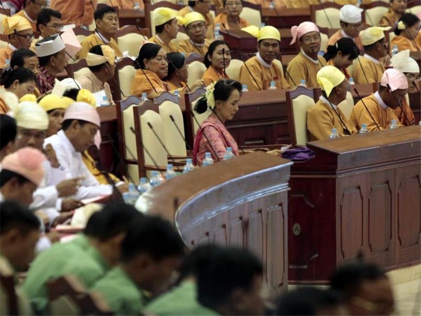 Friedensnobelpreisträgerin Aung San Suu Kyi im Parlament von Myanmar. Es war das erste Mal seit mehr als 55 Jahren, dass ein frei gewähltes Parlament in dem Land zusammentrat. Foto: Hein Htet
