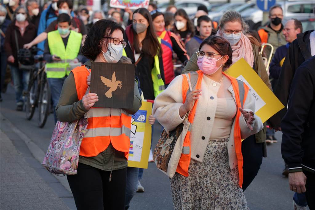 Tränen bei Ukraine-Demo in Lünen: „Landsleute wünschen sich nur Frieden“ Friedenstauben und Schilder in den Farben der Ukraine hielten viele Teilnehmer der Demo in den Händen.