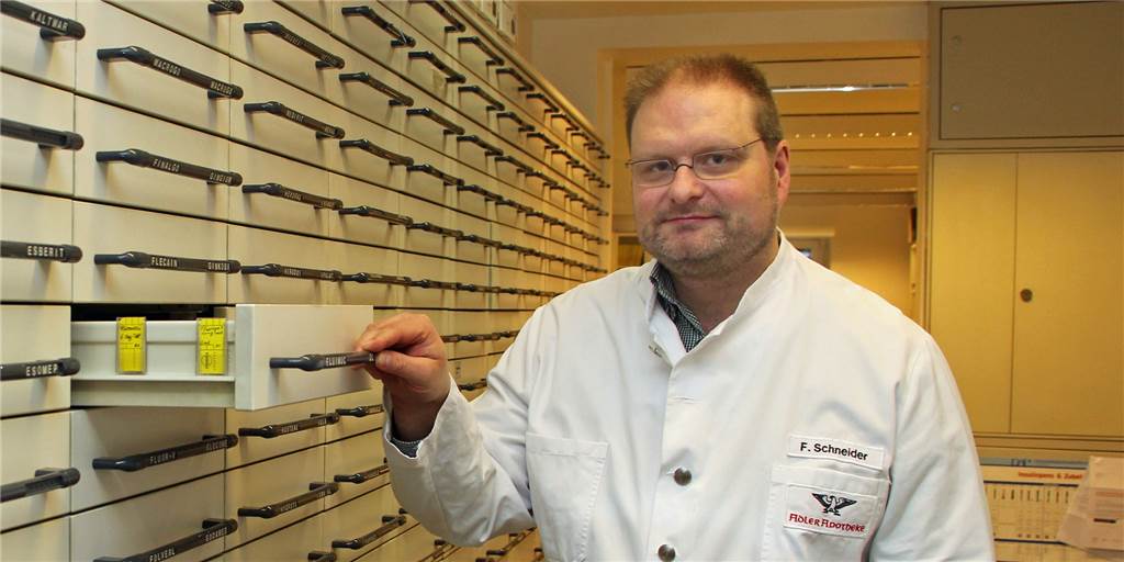 Medikamentenmangel in Werne: Bei einem Präparat wird’s besonders knapp Friederich Schneider, Chef der Adler Apotheke in Werne, am Medikamenten-Regal.