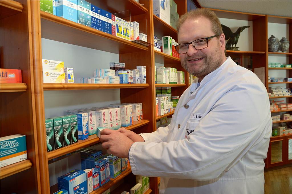 Coronavirus hat Folgen für Apotheken: Hamsterkäufe und selbst hergestellte Desinfektionsmittel Friederich Schneider, Inhaber der Adler-Apotheke, hätte sich gewünscht, dass die Ausnahmegenehmigung zur Produktion von Desinfektionsmitteln früher kommt.