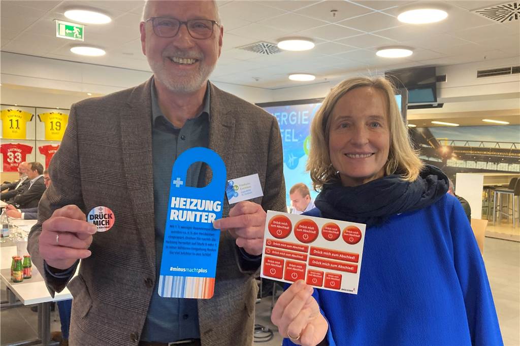 „Heizung runter“-Appell beim Energiegipfel des Oberbürgermeisters Friedhelm Evermann als Vertreter der freien Jugendhilfe-Träger und Jugenddezernentin Monika Nienaber-Willarredt präsentierten Aufrufe zum Energiesparen in Form von Aufklebern und Türanhängern.