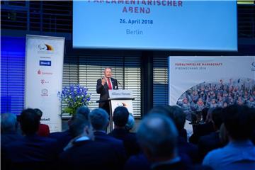 Friedhelm Julius Beucher, der Präsident des Deutschen Behindertensportverbandes, spricht während des parlamentarischen Abends zu den Gästen. Foto: Gregor Fischer