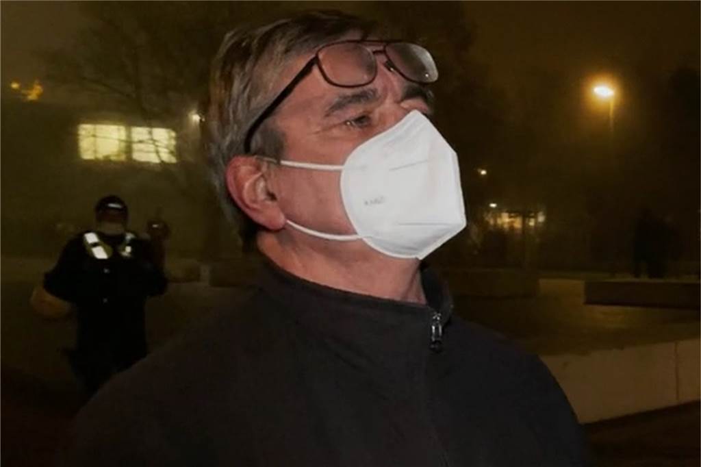 Lünen denkt anders: Wie die Teilnehmer des verbotenen Spaziergangs ticken Friedhelm Schaumann ist Teil der Gegendemonstration.