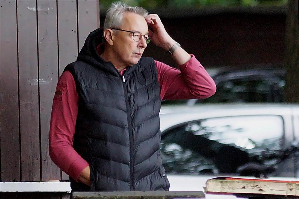 Daniel Decker-Törö ist zurück: „Wenn es eine Rote Karte geben muss, dann wird es die auch weiterhin geben.“ Friedhelm Wittwer vom Kreisvorstand beobachtete das Spiel in Bönen und auch die Leistung des Schiedsrichters.