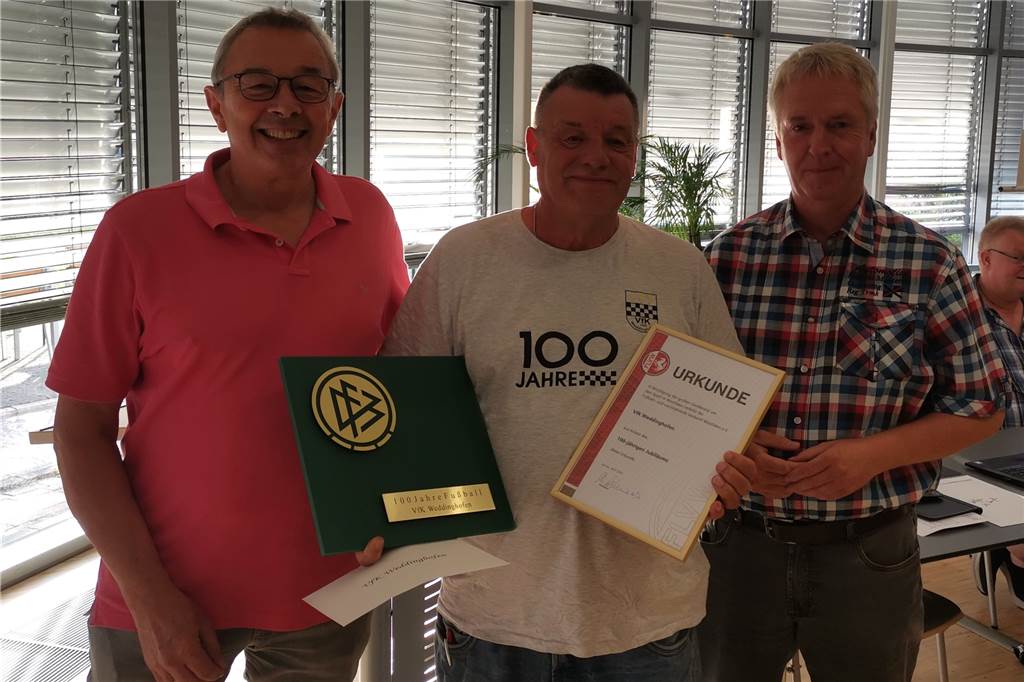 Mehr Wechsel, Sperren für Trainer und größere Kader: Fußballkreis Unna-Hamm setzt Neuerungen durch Friedhelm Wittwer (l.) und der Vorsitzende des VfK Weddinghofen, Manfred Frieg (M.), wurden ebenfalls von Ulrich Rolfing, dem Ehrenamtsbeantragten des Kreises, geehrt.