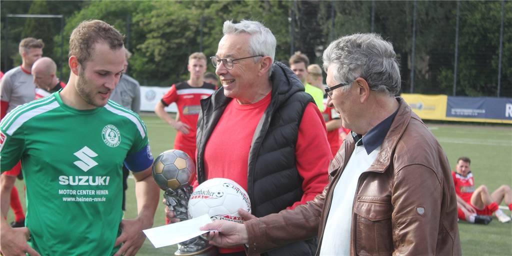 In der Wiederholung: Holzwickeder SC holt mit 3:0 den Kreispokal gegen die SG Bockum-Hövel Friedhelm Wittwer (M.) übergab den Pokal an Kapitän Moritz Müller (l.).