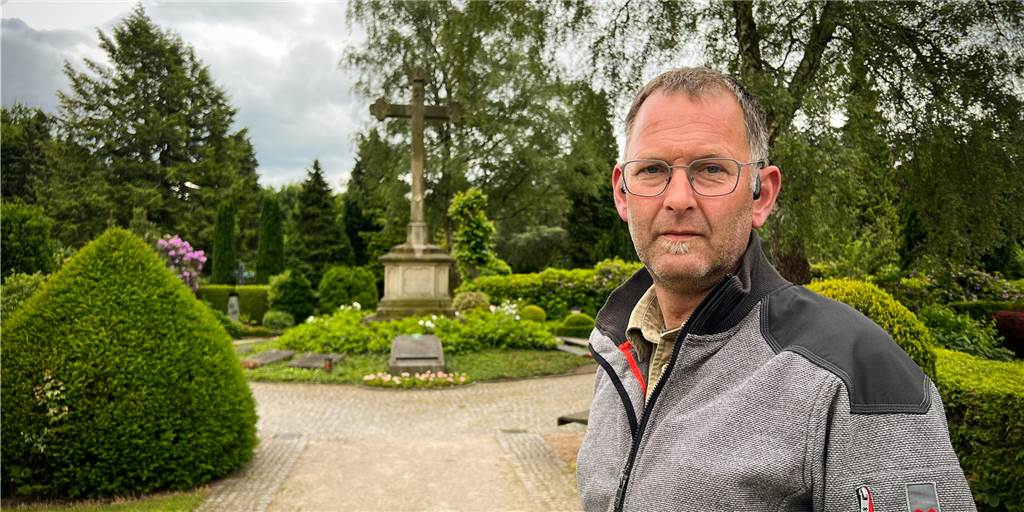 Lebensgroße Jesus-Statue weg: Metalldiebe wüteten auf Dorstener Friedhof Friedhofsgärtner Stefan Lukassen steht vor dem großen Kreuz in der Mitte des Friedhofs an der Gladbecker Straße in Dorsten.