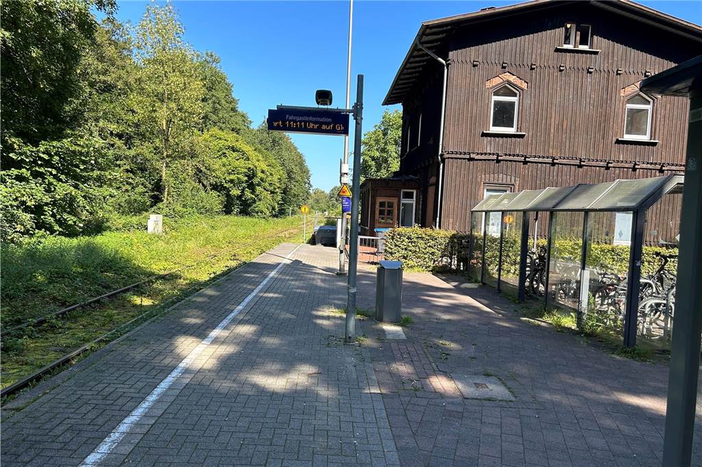 Leben im Bahnhof: Dirk Raeckers und seine bunte Wohngemeinschaft Friedliche Koexistenz: der historische Legdener Bahnhof und der moderne Haltepunkt.
