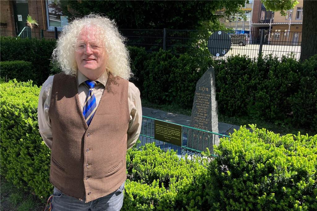 Politiker und Menschenfreund: Die ungewöhnliche Karriere des Friedrich Fuß Friedrich Fuß vor dem Gedenkstein für den früheren jüdischen Friedhof am Rande des Westparks.