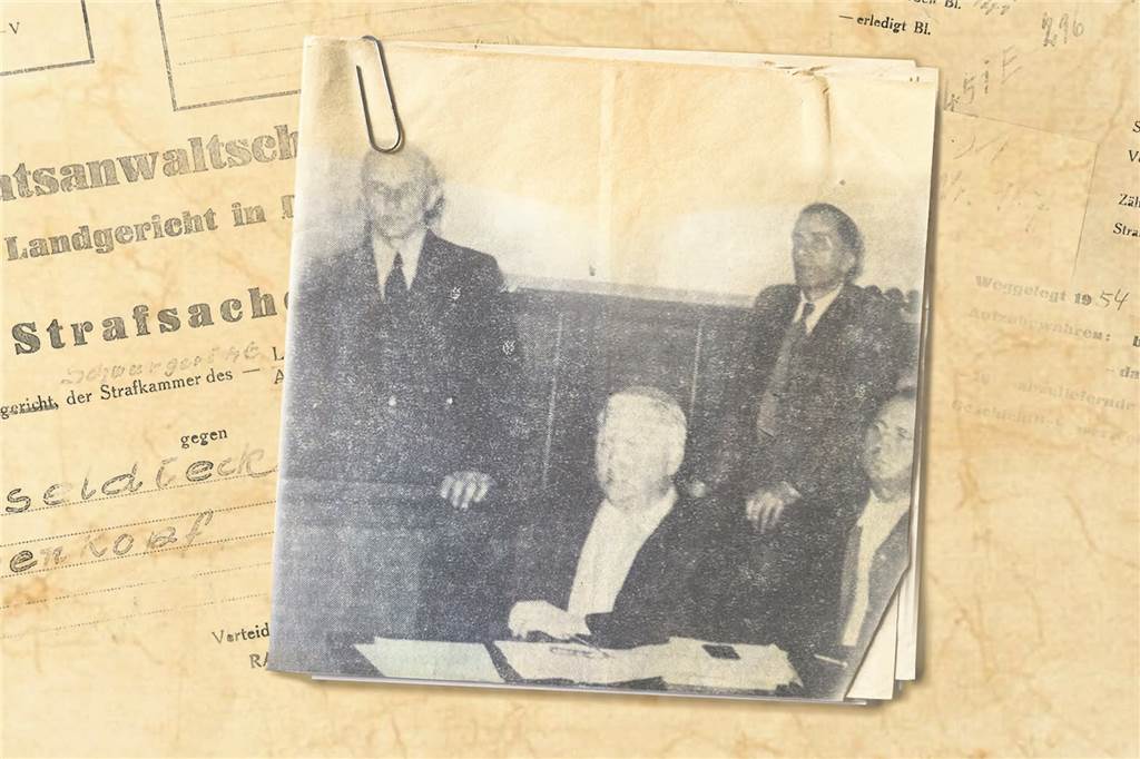 Friedrich Hesseldieck (ganz links) und Dr. Hans Pagenkopf bei der Prozesseröffnung auf der Anklagebank im Dortmunder Landgericht. Vor den beiden sitzen ihre Rechtsanwälte. Gegen Pagenkopf wurde das Verfahren wenig später eingestellt. Hesseldieck musste auf seinen Urteilsspruch noch drei Jahre lang warten.