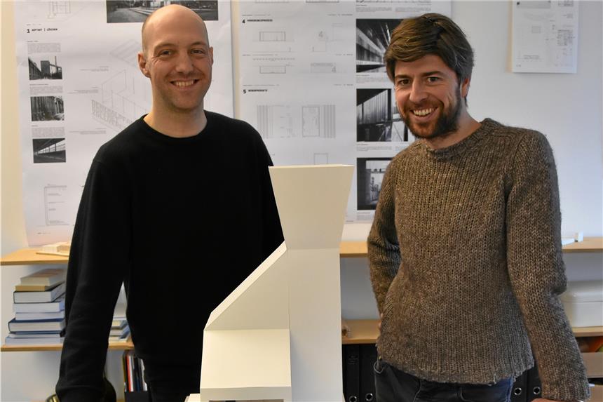 Dortmunder Architekturbüro plant Denkmalpfad mit Friedrich Keuthen (l.) und Michael Weichler vom Büro New mit ihrem Modell für den Löschturm Ost.