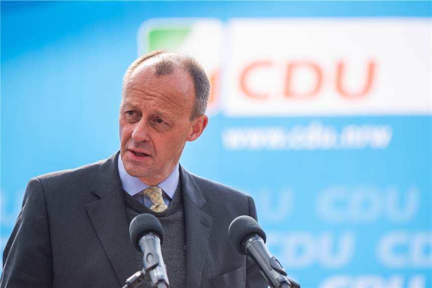 Friedrich Merz gewinnt Duell um CDU-Direktkandidatur Friedrich Merz ist von der CDU im Hochsauerlandkreis in einer Kampfabstimmung zum Kandidaten für die Bundestagswahl gewählt worden.