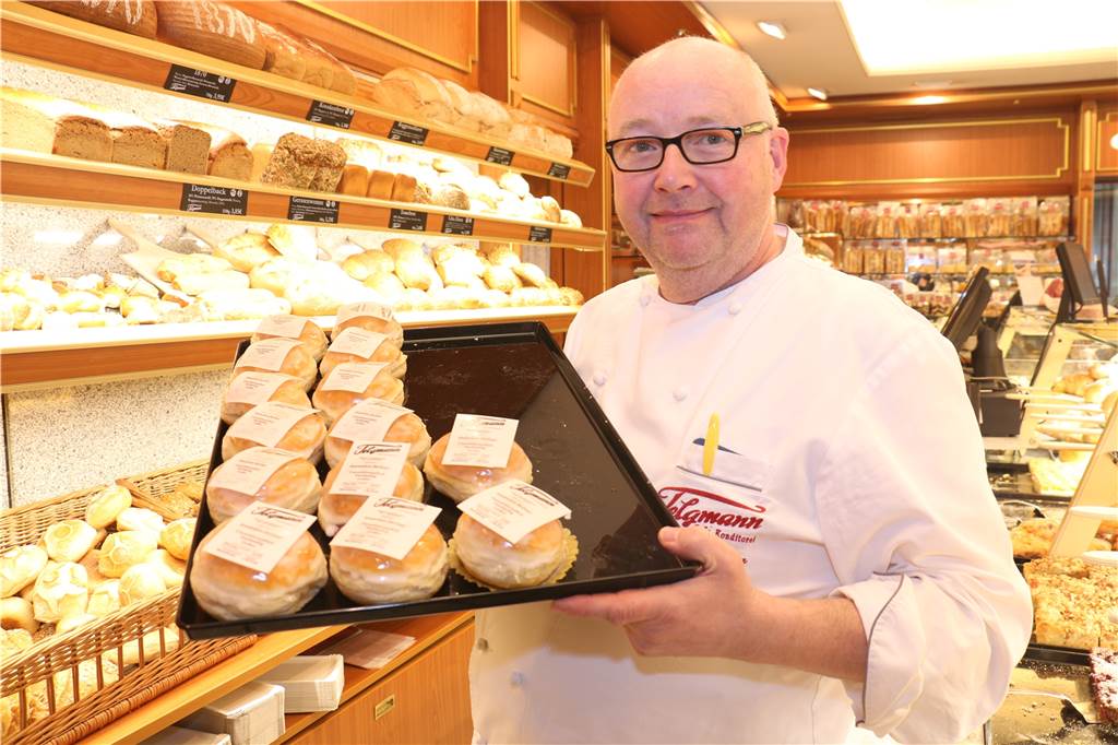 Coronahilfen in Werne: Viele Unternehmer warten noch - und zeigen sich kreativ Friedrich Telgmann von der gleichnamigen Konditorei hat sein Angebot erweitert.
