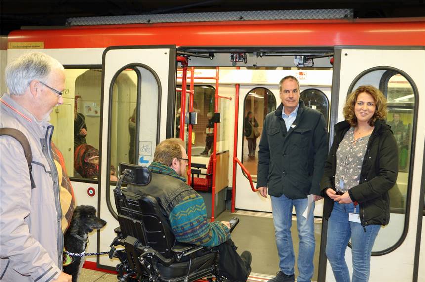 Ein- und Ausstieg an der U-Bahn-Haltestelle Kampstraße ist endlich barrierefrei Friedrich-Wilhelm Herkelmann (Vorsitzender des BNP), Kai Gungl (Mitglied des BNP), Ralf Habbes (Betriebsleiter und Leiter Technik bei DSW21) und Ines Elbers (Koordinatorin der Barrierefreiheit im ÖPNV bei DSW21, v.l. zu sehen) sind zufrieden mit der Umgestaltung an der Haltestelle Kampstraße.