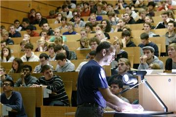 Friesische Philologie oder Game Design - das Studienangebot wird immer vielfältiger. Für Schulabgänger empfiehlt es sich daher, einmal in eine Veranstaltung hineinzuhören. Foto: Markus Scholz/dpa-tmn
