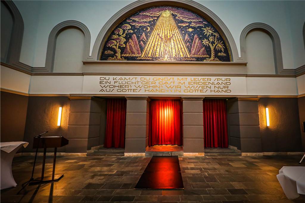 Stadt ehrt frisch sanierte Trauerhalle auf dem Hauptfriedhof in Brackel Frisch renoviert und gleich Denkmal des Monats: die Trauerhalle auf dem Hauptfriedhof.