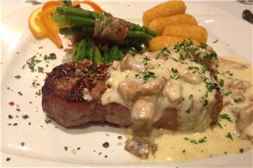 Frisch und deftig: Die Kombination aus Bohnen, Rumpsteak und Pfifferlingen besticht, und zwar nicht nur das Auge.
