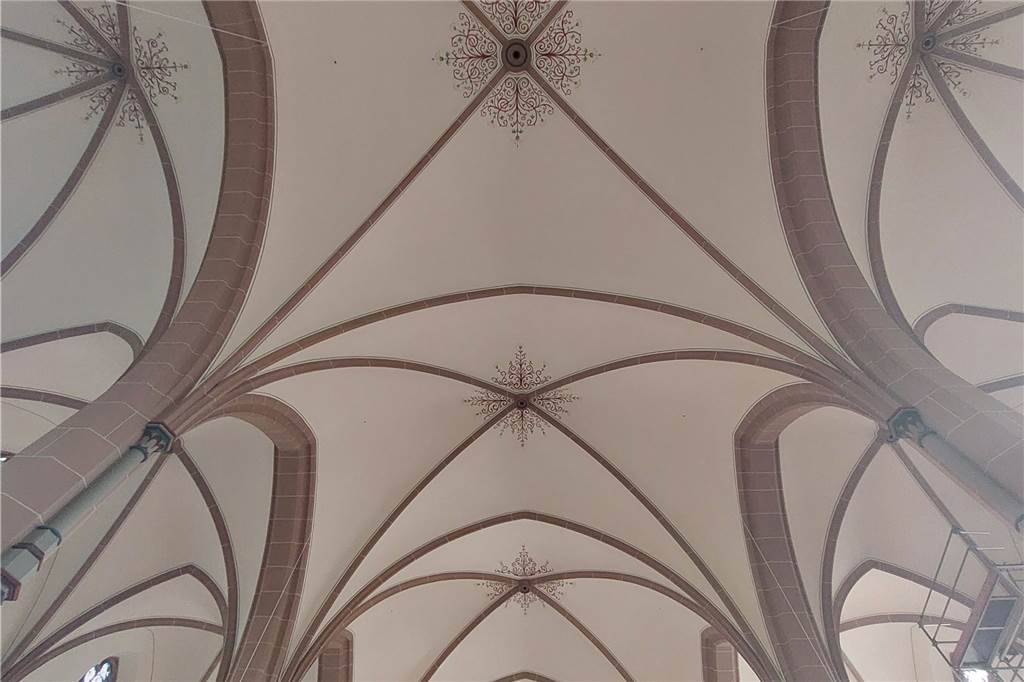 Besichtigungen: So schön ist die renovierte Herz Jesu Kirche in Lünen Frisch und hell wirkt auch das Gewölbe.
