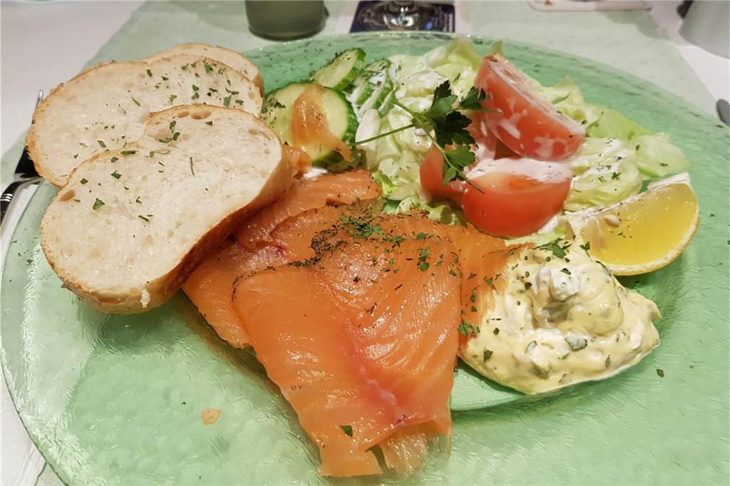 Im Restaurant Daun schmaust der Gast ein Häppchen vom Paradies Frisch und saftig: Lachs-Liebhaber können sich auf eine gute Portion freuen.