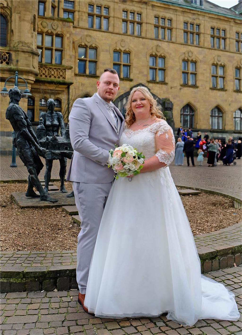 Laureen und Dominik heiraten: Schon seit der Jugendzeit ein Paar Ein Brautpaar steht vor dem Rathaus in Recklinghausen.
