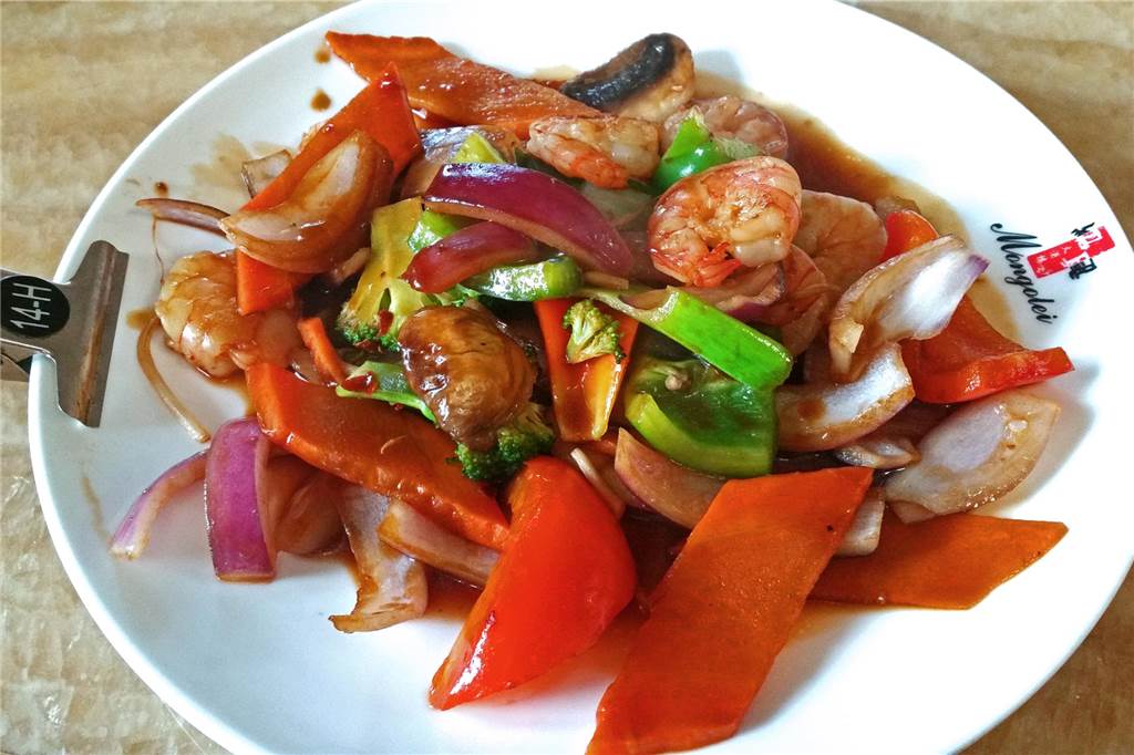 Frisch vor den Augen der Gäste werden Fleisch, Fisch und Gemüse auf dem Teppanyaki-Grill gebraten.