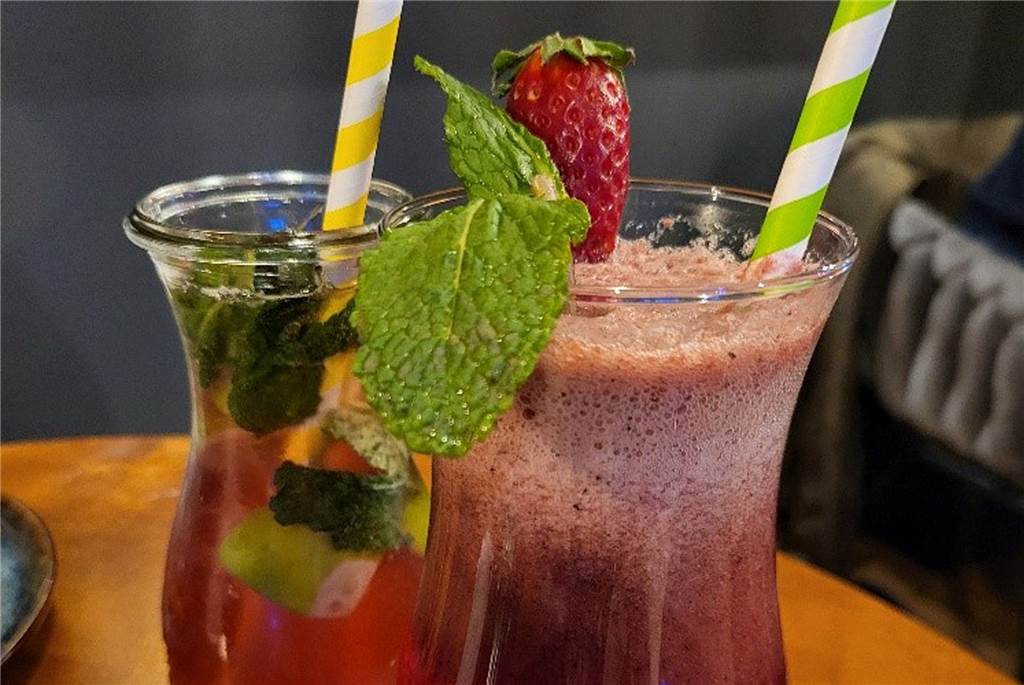 Kulinarische Reise nach Fernost Frisch zubereitet Limonaden und Cocktails stehen beim Momi neben den klassischen alkoholischen und alkoholfreien Getränken ebenfalls zur Auswahl.