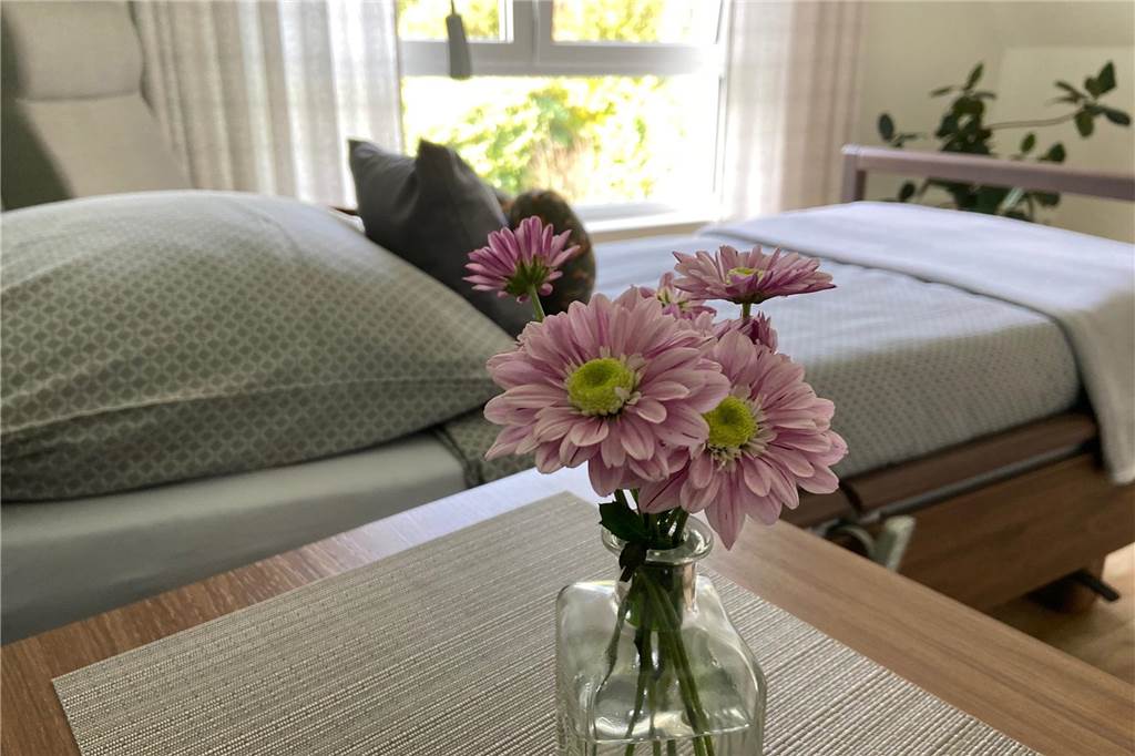 Marion Hebel frisiert Menschen im Hospiz Frische Blümchen stehen auf dem Nachttisch. Das Schwerter Hospiz hat acht Zimmer.