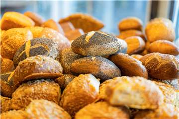 Frische Brötchen bekommt man an Silvester noch in allen Ortsteilen und an Neujahr bieten viele Tankstellen frisches Backwerk an.