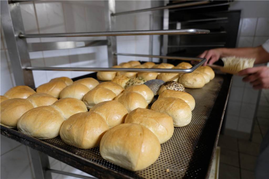 Öffnungszeiten der Bäcker in Lünen an Silvester und Neujahr Brötchen auf einem Blech