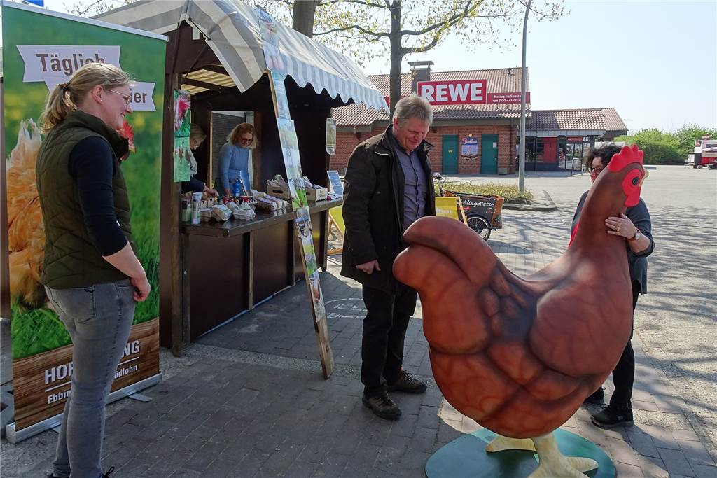Markt, Meile und mehr: Menschen stimmen sich bei Sonnenschein auf den Mai ein Frische Eier direkt von Hof
