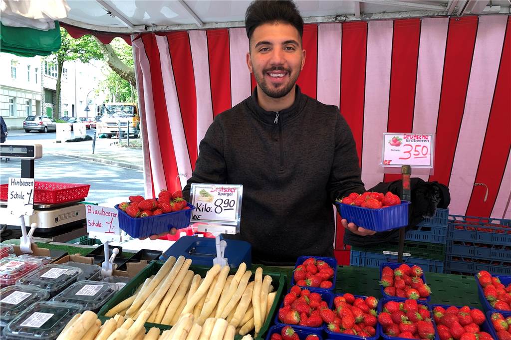 Frische Erdbeeren für Marten: Gürbüz Poyraz war mit dem Besucherinteresse auf dem Markt zufrieden. Die Umsätze könnten aber besser sein, lautet sein Fazit am Ende des Markttages.