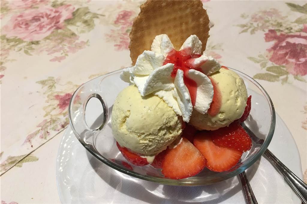 Die Haarmühle bietet rustikale Sattmacher in einem einzigartigen Ambiente Frische Erdbeeren mit Vanilleeis und Sahne – daran kann man im Juni eigentlich nicht viel falsch machen. Auch in der Haarmühle war das Dessert frisch und lecker.