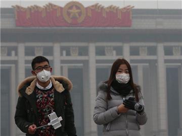 Frische Luft hat in Peking ihren Preis: Ein Restaurant in der smogverseuchten chinesischen Metropole erhebt jetzt eine «Luft-Reinigungsgebühr». Foto: Wu Hong/Archiv
