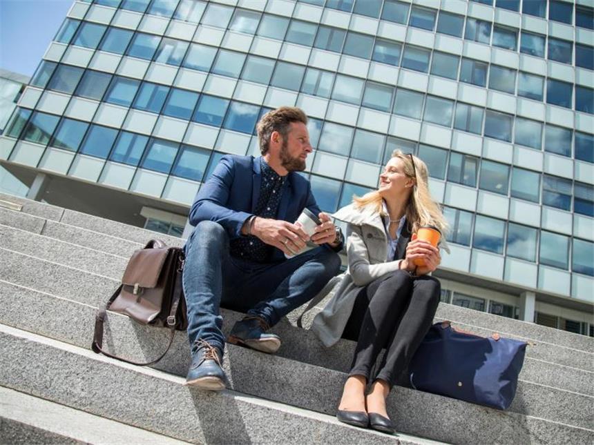 Alles Routine? - Tipps für mehr Abwechslung im Job Frische Luft statt Kantinenmief: Eine Kaffeepause im Freien bringt Abwechslung in den Büroalltag - und eventuell lässt sich auch gleich die nächste Besprechung nach draußen verlegen. Foto: Christin Klose/dpa-tmn