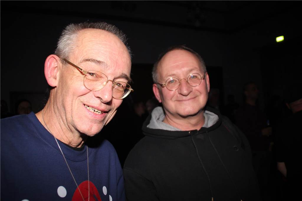Frischer Wind für die Vorweihnachtszeit: Das finden auch diese beiden Gäste der Brambauer X-Mas Rock Night gut.