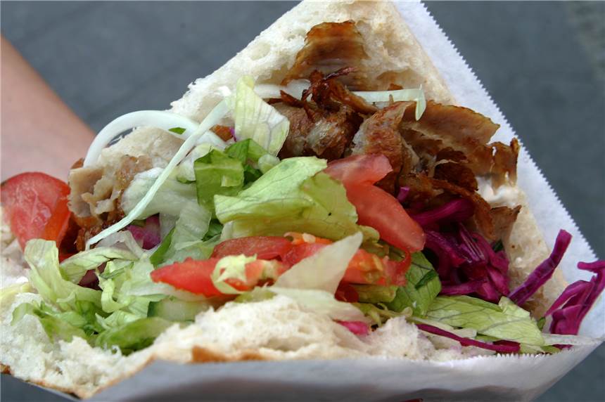 Die deutsche Döner-Evolution: Wird aus „Hähnchen oder Lamm“ bald „Ente oder Rind“? Frisches Brot, gutes Fleisch, knackiger Salat – mehr braucht ein guter Döner Kebab nicht.