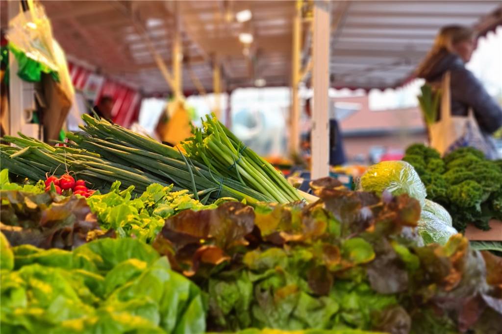 Wochenmarkt: Verheißungsvoller Auftakt macht Hoffnung für Zukunft Frisches Gemüse und Obst gibt es am Stand von Philipp Finder (Fresh Finder Food) aus Ahaus.