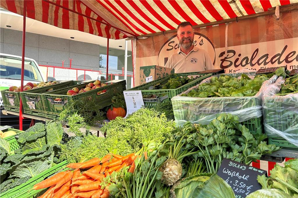 Herbstfest: Hans Schuster erklärt den gestiegenen Besucherandrang Frisches Obst und Gemüse durfte beim Herbst- und Heimatfest nicht fehlen.