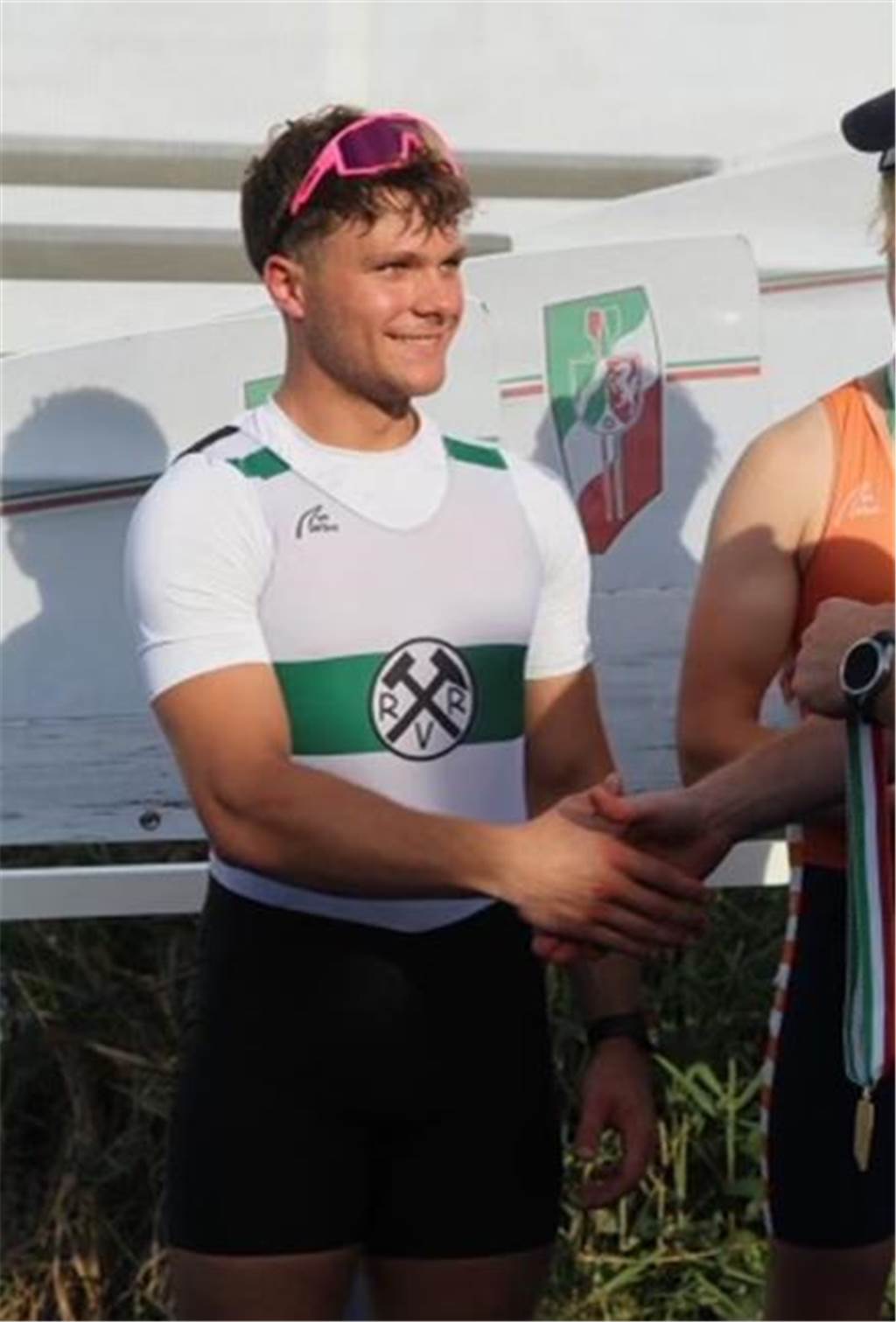So viel Schweiß und Training steckt in Noel Jaschkes Meistertitel Noel Jaschke gibt jemandem bei der Siegerehrung nach seinem Sieg bei der Landesmeisterschaft im Rudern.