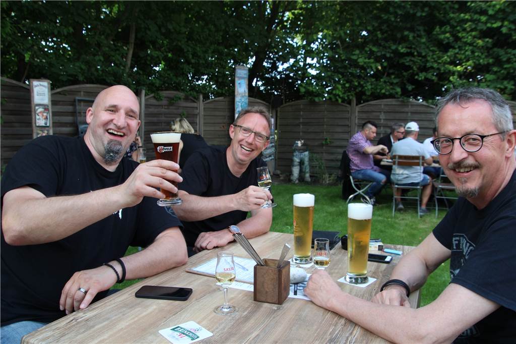 Lüner Kultkneipe Greif: So lief das Wiedersehen nach der Zwangspause Frischgezapftes lassen sich (v. l.) Carsten Holtkamp, Achim Busche und Kalle Havers schmecken.