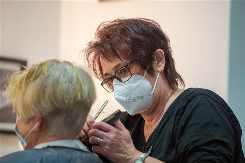 Aktion in Lünen: Friseure beleuchten Salons, „bevor Licht ganz ausgeht“ Friseure dürfen ihre Geschäfte wegen des Lockdowns nicht öffnen. Um auf ihre schwierige wirtschaftliche Lage aufmerksam zu machen, starten sie am Sonntag eine besondere Aktion.