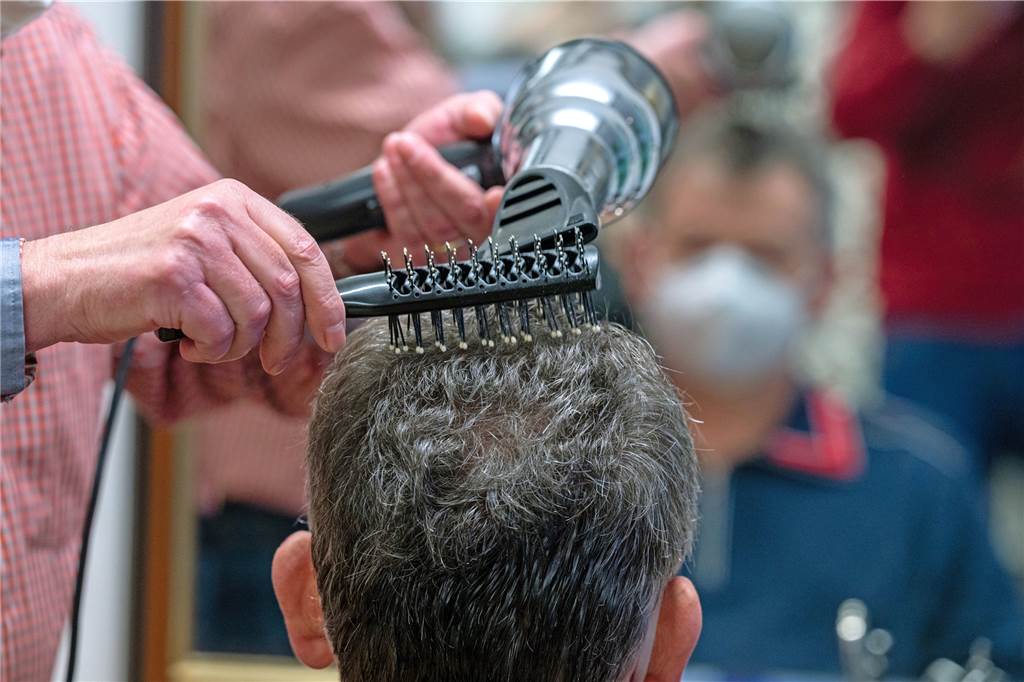 Inflation, Mindestlohn, Energiekosten: Friseur kündigt höhere Preise an Friseure klagen über Mehrkosten durch Inflation, Energiepreise und den in der Branche bereits gestiegenen Mindestlohn.