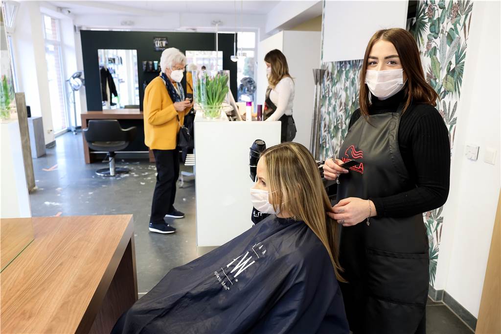 Große Erleichterung: Kirchhellener Friseure haben volle Terminbücher Friseurin Annabelle Malus von „colors hairdesign“ hatte am Montag viel zu tun.