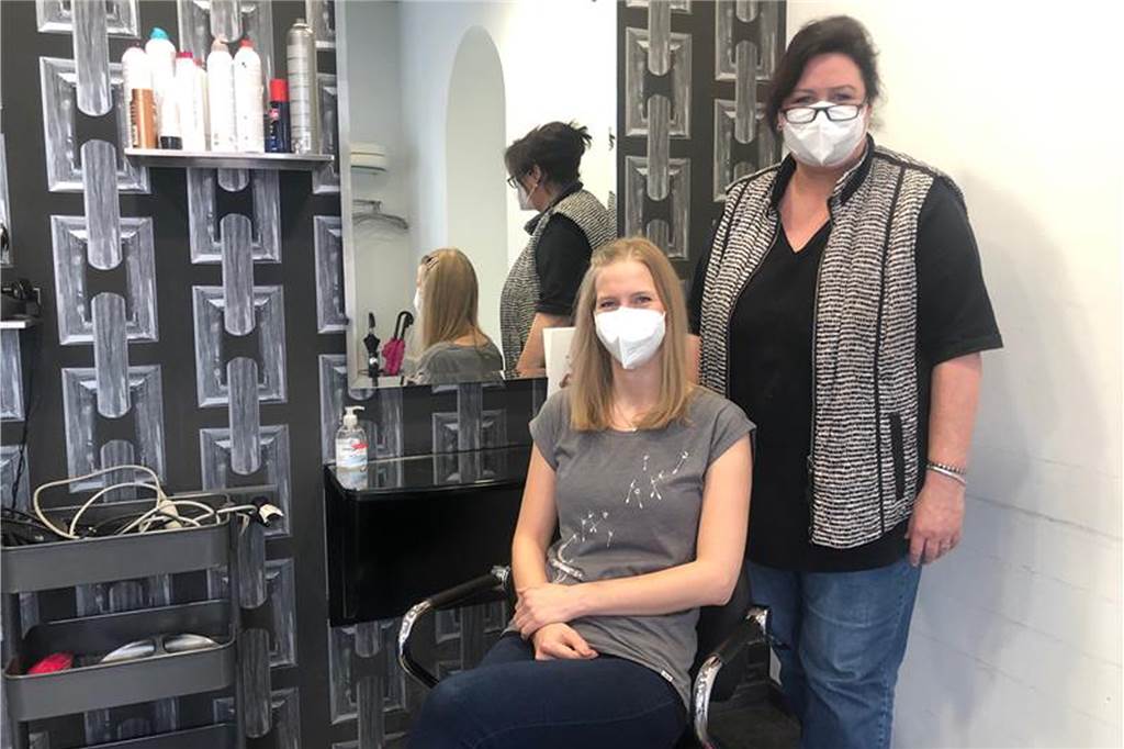 Lüner Friseure: Ohne 3G-Nachweis gibt es für Kunden keine neue Frisur Friseurmeisterin Christiane Belz (r.) mit ihrer Mitarbeiterin Melissa Körnschild im Salon an der Borker Straße.