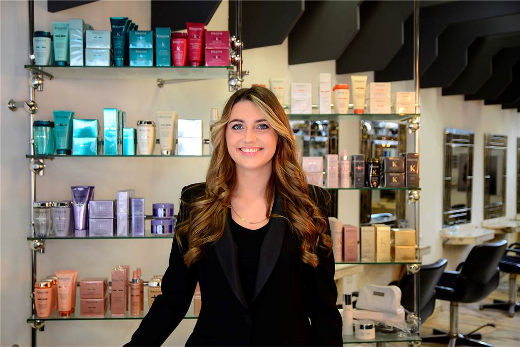 Dortmund braucht Fachkräfte: „Ohne Zuwanderung wird es nicht gehen“ Friseurmeisterin Giuliana Koke, Geschäftsführerin des Dortmunder Salons Hair, wünscht sich für 2023, dass bei jungen Menschen mehr Interesse an ihrem Beruf geweckt werden kann.