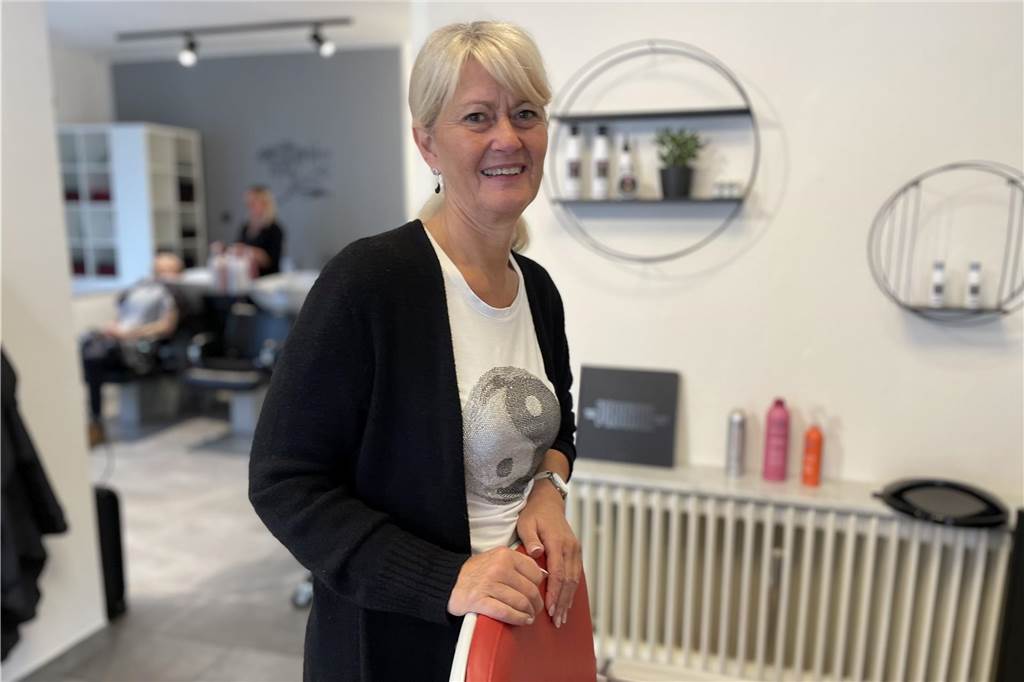 Im „Abschnitt 34“ werden Kunden in ehemaligen Zahnarzt-Stuhl frisiert Friseurmeisterin Ulrike Wernicke arbeitet seit 44 Jahren in ihrem Traumberuf.